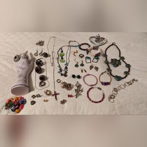LOT OF MISCELLANEOUS JEWELRY